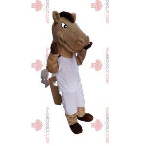 Mascote do cavalo bege e marrom em roupas esportivas brancas