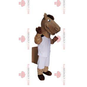 Mascote do cavalo bege e marrom em roupas esportivas brancas