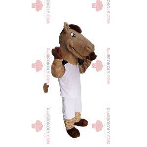 Beige en bruin paard mascotte in witte sportkleding