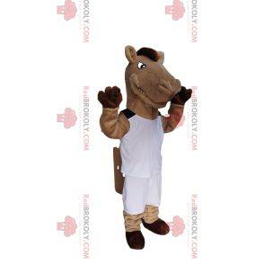 Beige og brun hestemaskot i hvitt sportsklær