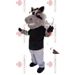 Graues Pferdemaskottchen mit einem schwarzen T-Shirt. Pferdekostüm