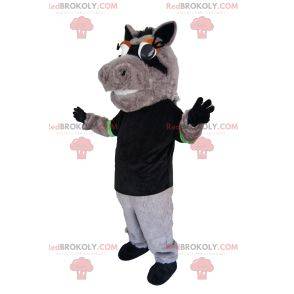 Mascote do cavalo cinza com uma camiseta preta. Fantasia de cavalo