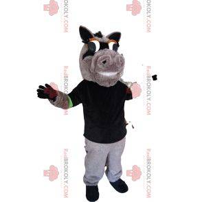 Mascote do cavalo cinza com uma camiseta preta. Fantasia de cavalo