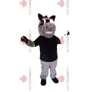 Graues Pferdemaskottchen mit einem schwarzen T-Shirt. Pferdekostüm
