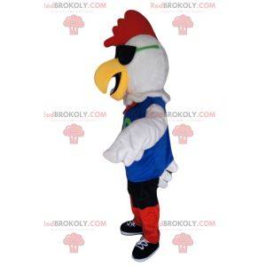 Mascote de frango branco em roupas esportivas vermelhas e azuis