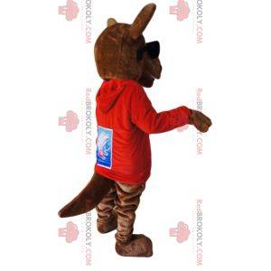 Mascotte de kangourou marron en maillot rouge