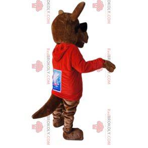 Mascotte canguro marrone in maglia rossa