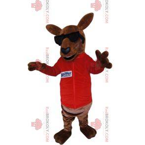 Mascotte de kangourou marron en maillot rouge