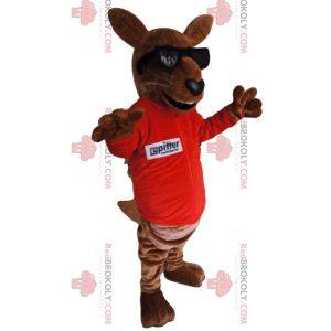 Brązowy kangur maskotka w czerwonej koszulce