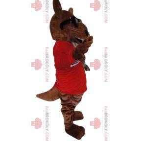 Mascote canguru marrom em jersey vermelho