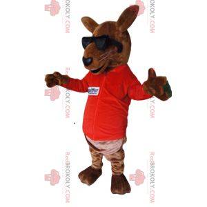 Brun kenguromaskott i rød trøye