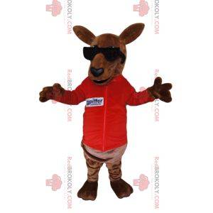 Brązowy kangur maskotka w czerwonej koszulce