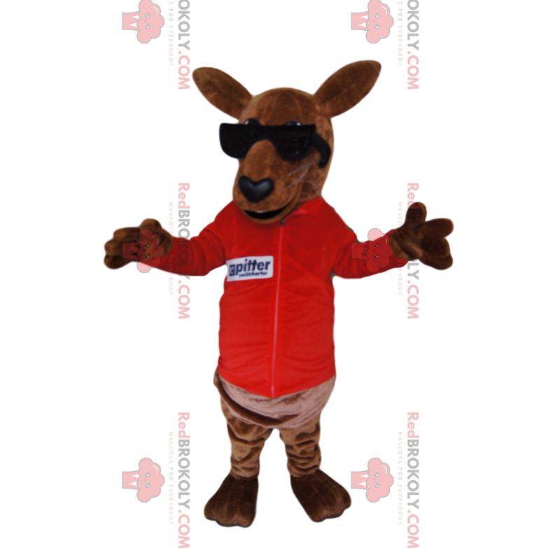 Mascotte canguro marrone in maglia rossa