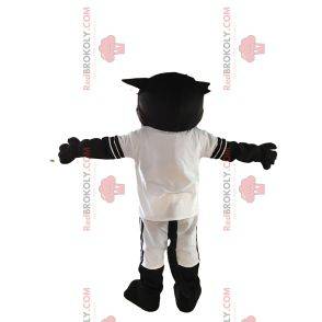 Mascota de la pantera negra en traje de fútbol blanco