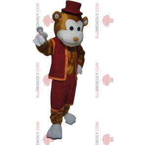 Mascotte de singe marron joyeux avec une tenue et un chapeau bordeaux