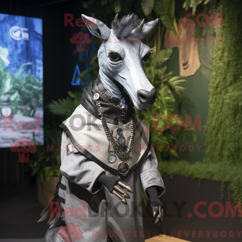 Fantasia de mascote de okapi prateado com jaqueta e broches - Mascotes Okapi - REBROKO_305056 - RedBrokoly.com