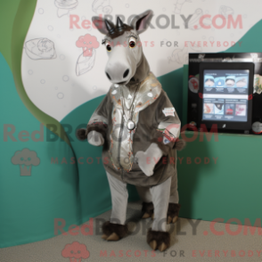 Silverfärgad okapi maskotdräkt med jacka och broscher - Okapi-maskotar - REBROKO_305058 - RedBrokoly.com