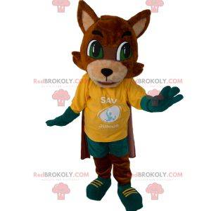 Mascotte de renard avec tenue de sport et cape