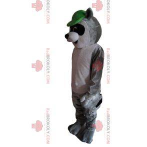 Mascota mapache, con gorra verde