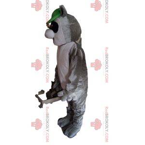 Mascota mapache, con gorra verde