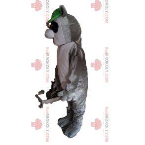 Vaskebjørn maskot med en grøn hætte