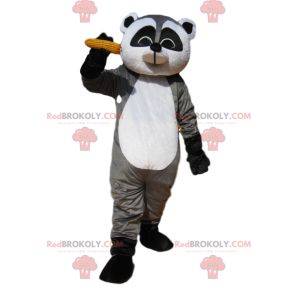 Mascot mapache gris y negro con una mazorca de maíz