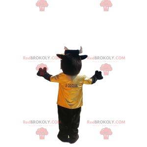 Bardzo entuzjastyczna maskotka byka w żółtej koszulce