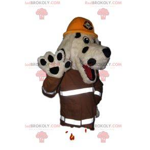 Witte en zwarte hondenmascotte met een brandweeruitrusting