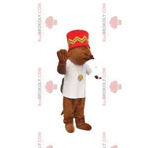 Brun musemaskot med rød hette og hvit jersey