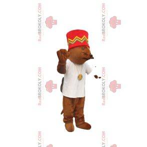 Braunes Mausmaskottchen mit roter Mütze und weißem Trikot