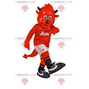 Mascote do diabo vermelho e engraçado em equipamentos de futebol