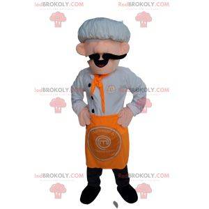 Kochmaskottchen mit weißem Hut und orangefarbener Schürze.