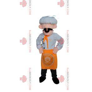 Kochmaskottchen mit weißem Hut und orangefarbener Schürze.