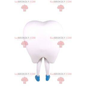 Sorridente mascotte dente bianco e spazzolino da denti blu
