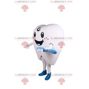 Mascote de dente branco sorridente e escova de dente azul