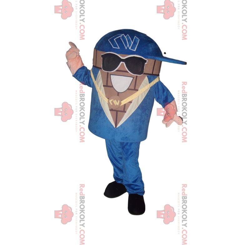 Maskotka bałwana w niebieskim garniturze i okularach przeciwsłonecznych