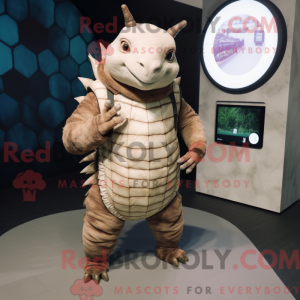 Cream Armadillo maskot...