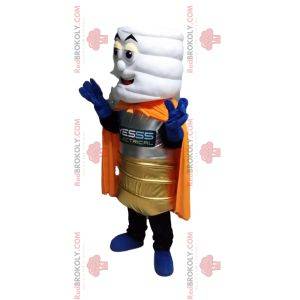 Mascotte de pile blanche avec un costume doré et une cape orange