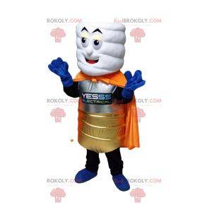 Mascotte de pile blanche avec un costume doré et une cape orange