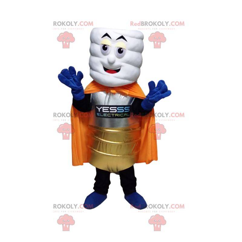 Mascota de pila blanca con un traje dorado y una capa naranja Mascota de pila blanca con un traje dorado y una capa naranja