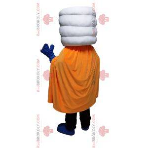 Mascotte de pile blanche avec un costume doré et une cape orange