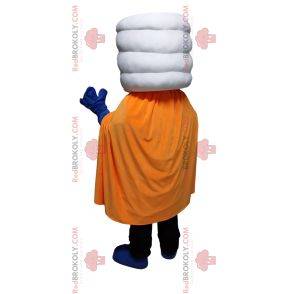 Mascotte de pile blanche avec un costume doré et une cape orange