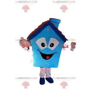 Mascota de la casa azul con una pequeña chimenea