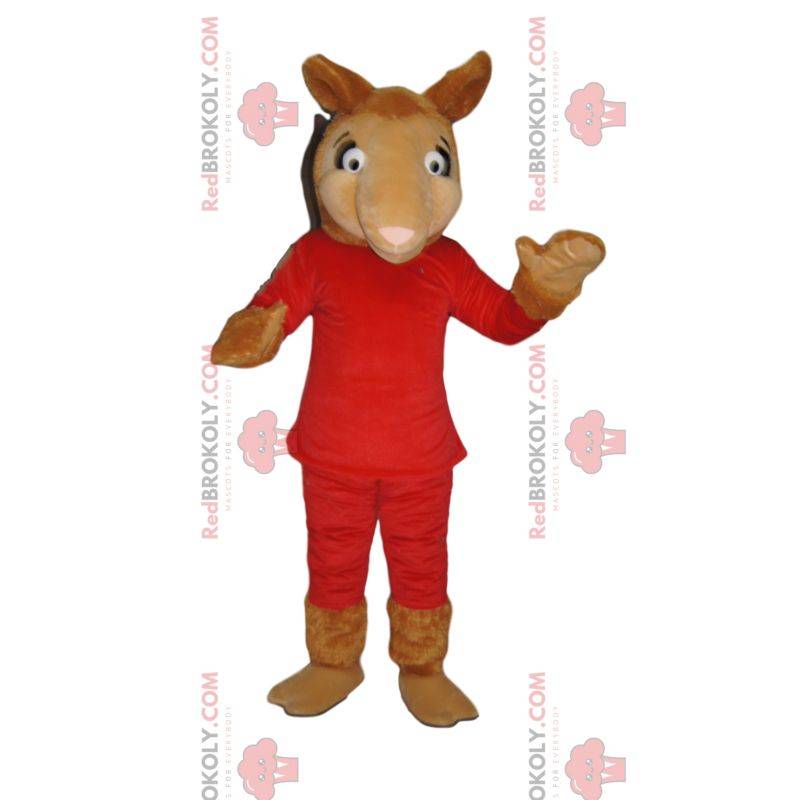Kamelmaskot i rødt outfit