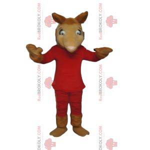 Mascote camelo em roupa vermelha