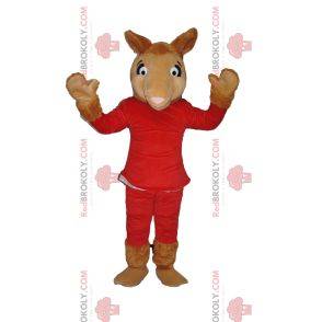 Mascota de camello en traje rojo