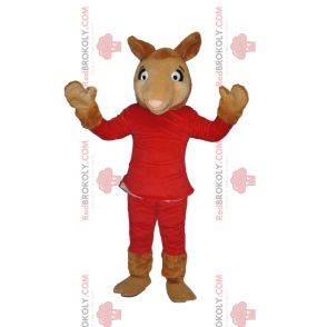Mascota de camello en traje rojo