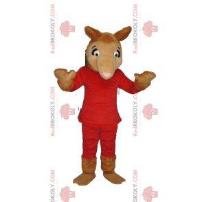Kamelmaskot i röd outfit
