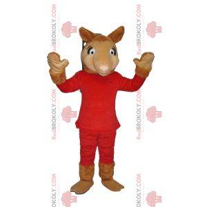 Mascotte de chamelle en tenue rouge