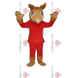 Kamelmaskot i röd outfit